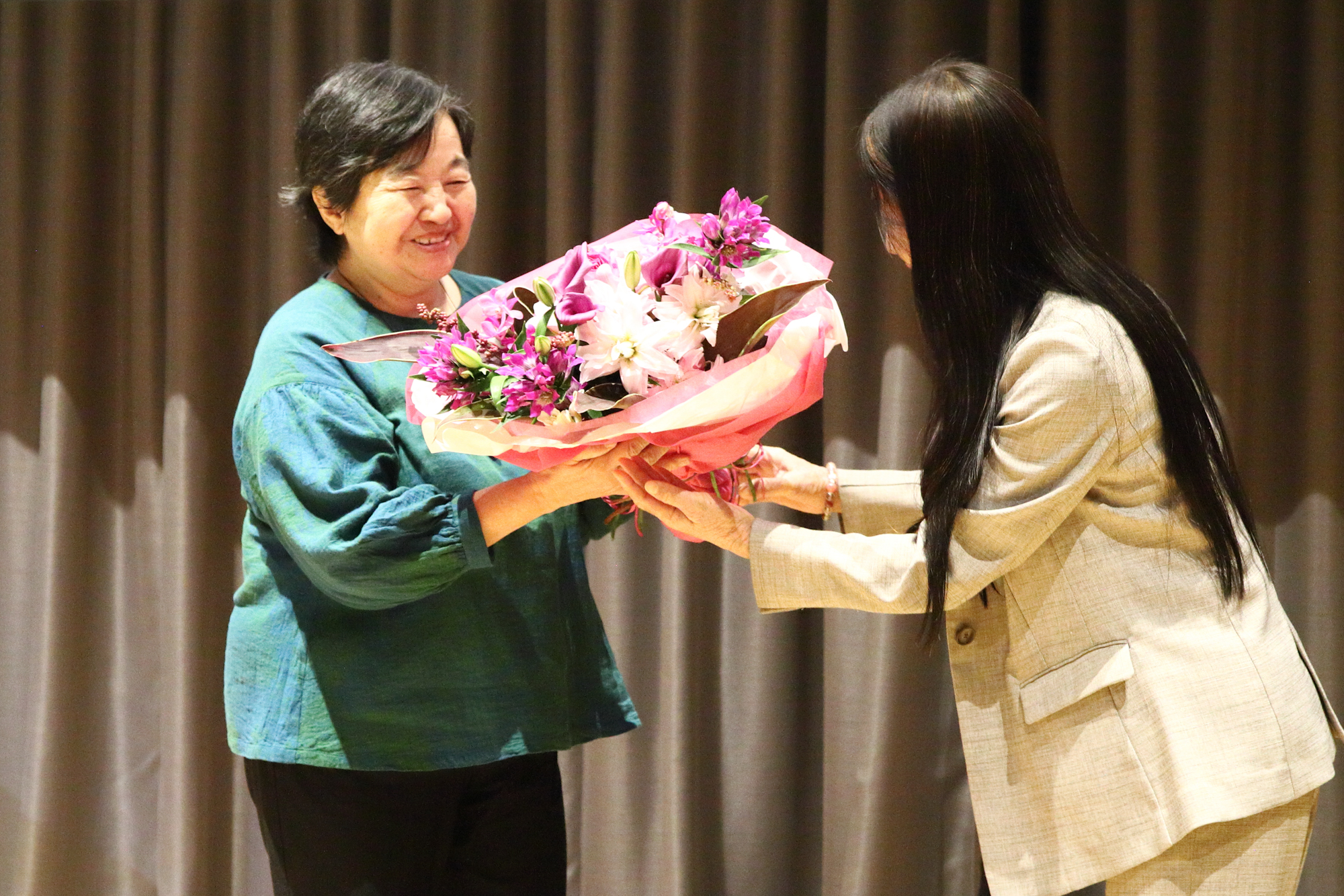 門田文学創造都市おかやま推進担当課長からお礼の花束贈呈