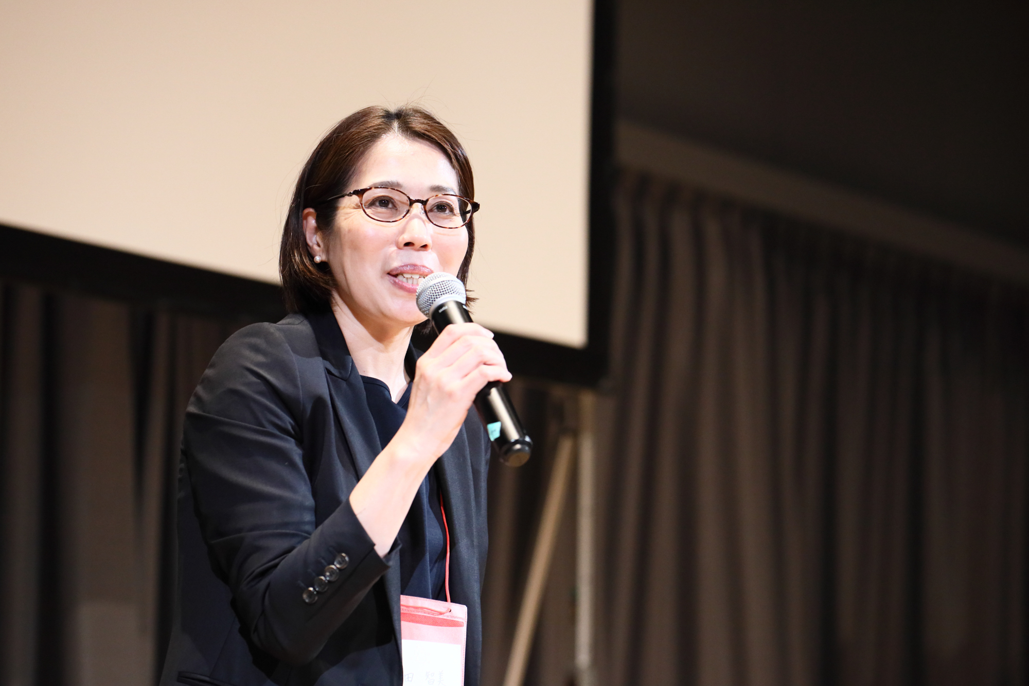 編集委員の岡田智美が閉会のごあいさつで増刷の報告